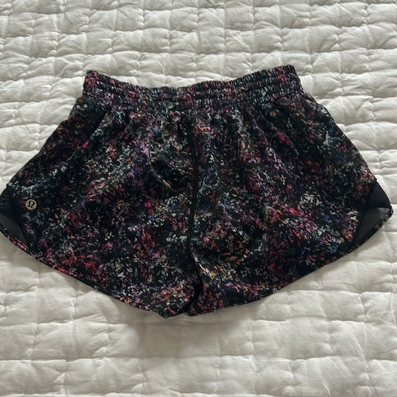 Lululemon Hottie hot 2.5 high rise short - Picture 3 of 6